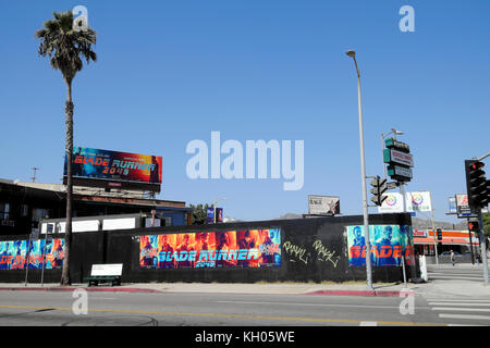 Blade Runner 2049 billboard, palmier et ciel bleu à l'angle de Hollywood Boulevard et Sunset Boulevard, Los Feliz, en Californie, USA KATHY DEWITT Banque D'Images