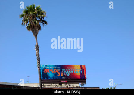 Blade Runner 2049 billboard, palmier et ciel bleu à l'angle de Hollywood Boulevard et Sunset Boulevard, Los Feliz, en Californie, USA KATHY DEWITT Banque D'Images