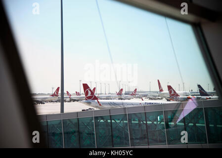 Istanbul, Turquie - Juillet 02, 2017 Turkish Airlines avions sur le sol à l'aéroport Ataturk d'Istanbul. Banque D'Images