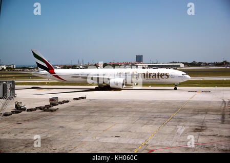 Istanbul, Turquie - Juillet 02, 2017 Boeing 777-300 ER Unis avion sur le terrain de l'aéroport Ataturk d'Istanbul. Banque D'Images