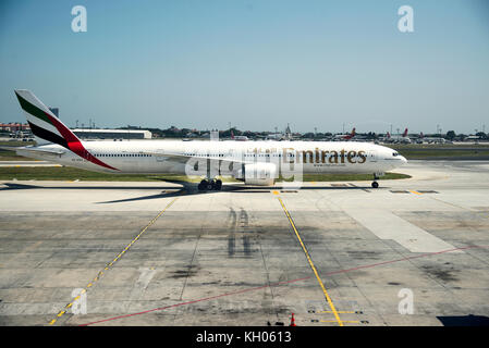 Istanbul, Turquie - Juillet 02, 2017 Boeing 777-300 ER Unis avion sur le terrain de l'aéroport Ataturk d'Istanbul. Banque D'Images