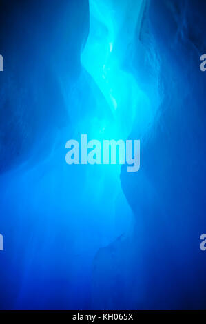 Dans la glace très bluie une grotte de glace dans le glacier fox, île du Sud, Nouvelle-Zélande Banque D'Images