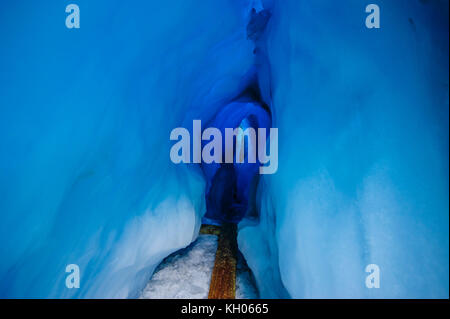 Dans la glace très bluie une grotte de glace dans le glacier fox, île du Sud, Nouvelle-Zélande Banque D'Images