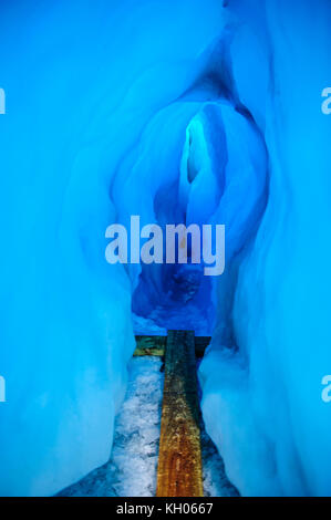 Dans la glace très bluie une grotte de glace dans le glacier fox, île du Sud, Nouvelle-Zélande Banque D'Images