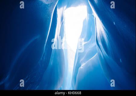 Dans la glace très bluie une grotte de glace dans le glacier fox, île du Sud, Nouvelle-Zélande Banque D'Images