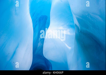 Dans la glace très bluie une grotte de glace dans le glacier fox, île du Sud, Nouvelle-Zélande Banque D'Images