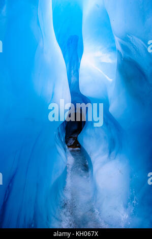 Dans la glace très bluie une grotte de glace dans le glacier fox, île du Sud, Nouvelle-Zélande Banque D'Images