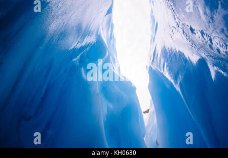 Dans la glace très bluie une grotte de glace dans le glacier fox, île du Sud, Nouvelle-Zélande Banque D'Images