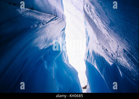 Dans la glace très bluie une grotte de glace dans le glacier fox, île du Sud, Nouvelle-Zélande Banque D'Images