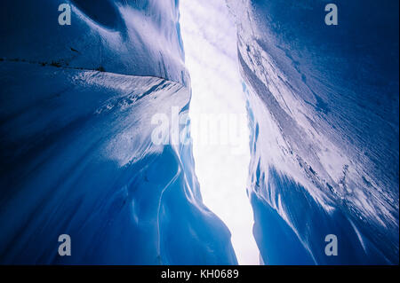 Dans la glace très bluie une grotte de glace dans le glacier fox, île du Sud, Nouvelle-Zélande Banque D'Images