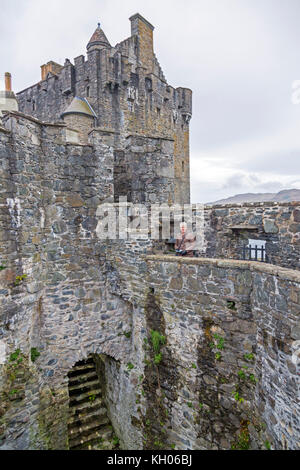 L'Eilean Donan, bien au 13ème siècle un château restauré sur une île à la jonction de trois lacs près de Kyle of Lochalsh, Ecosse, Royaume-Uni Banque D'Images