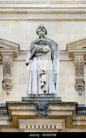 Paris, France. Palais du Louvre. Statue dans la cour Napoléon : le Cardinal de Richelieu (le Cardinal Armand Jean du Plessis, duc de Richelieu et de Fronsac : (158 Banque D'Images