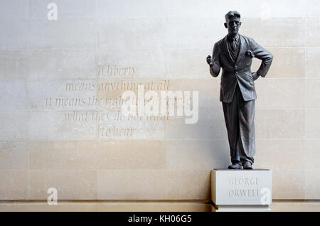 Londres, Angleterre, Royaume-Uni. Nouvelles BBC Broadcasting House : Statue de George Orwell (Eric Arthur Blair, 1903-1950) par Martin Jennings, dévoilé Novembre 2017.... Banque D'Images