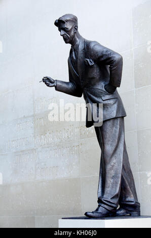 Londres, Angleterre, Royaume-Uni. Nouvelles BBC Broadcasting House : Statue de George Orwell (Eric Arthur Blair, 1903-1950) par Martin Jennings, dévoilé Novembre 2017.... Banque D'Images