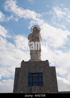 La plus haute statue de la vierge Marie tenant l'enfant Jésus dans les hautes de Haskovo, Bulgarie Banque D'Images