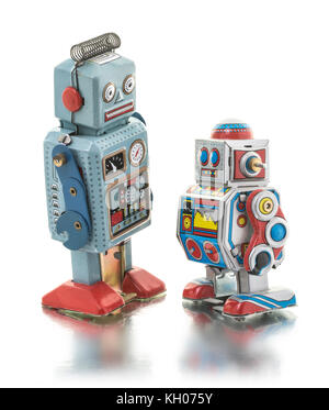 Swindon, Royaume-Uni - 11 novembre 2017 : retro tin clockwork robots sur un fond blanc Banque D'Images