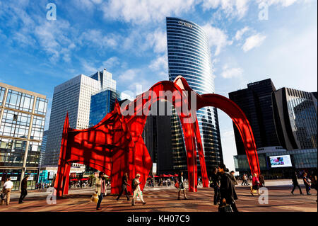 La France. HAUTS DE SEINE (92), Puteaux, LA DÉFENSE. ALEXANDER CALDER SCULPTURE NOMMÉE 'STABILE' Banque D'Images