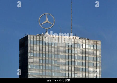 Le logo Mercedes Benz, au-dessus du bâtiment, Berlin , Allemagne Banque D'Images