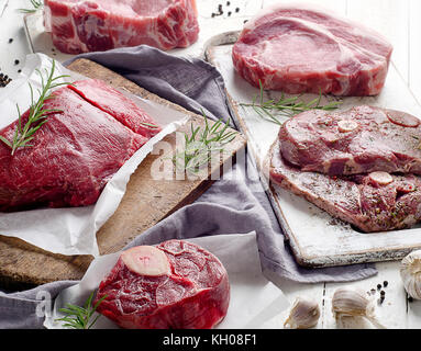 Différents types de viande crue. Vue de dessus Banque D'Images