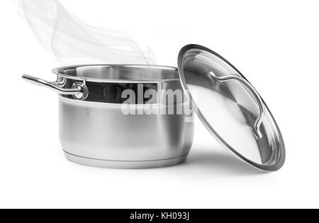 Dans une casserole d'eau bouillante sur fond blanc avec clipping path Banque D'Images