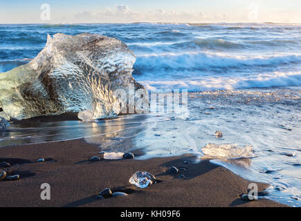 De l'iceberg bizarre sur la plage de sable noir, au sud-est de l'islande jokulsarlon,. Banque D'Images