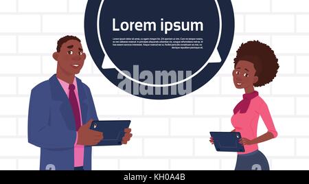 Business man and woman holding tablet parler gros chat bubble avec texte copy space Illustration de Vecteur