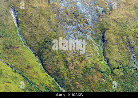 Belle lumineux abstract natural background du versant de montagne avec des fissures, des talus, et peu de végétation Banque D'Images