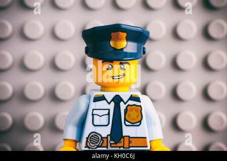 Tambov, Fédération de Russie - juin 03, 2017 portrait de policier lego avec lego playmobil - 5116 - moto plaque gris fond. studio shot. Banque D'Images