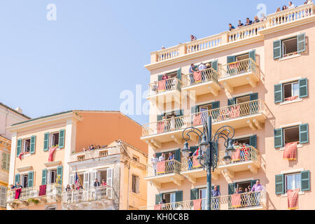 Corfou, Grèce - 15 avril 2017 : holly chaque samedi à 11 heures dans la vieille ville de Corfou commencer à rassembler d'assister le pot pierres cas tha Banque D'Images