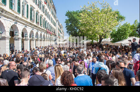 Corfou, Grèce - 15 avril 2017 : holly chaque samedi à 11 heures dans la vieille ville de Corfou commencer à rassembler d'assister le pot pierres cas tha Banque D'Images