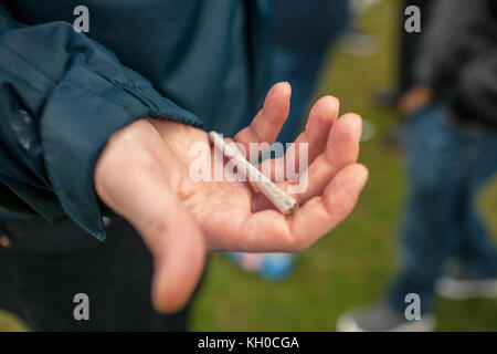 Les gens soufflés beaucoup d'articulations à la Smoke Cannabis Day annuelle à Hyde Park à Londres. Ici, un gars montre un spliff roulé à la main. ROYAUME-UNI 20/04 2014. Banque D'Images