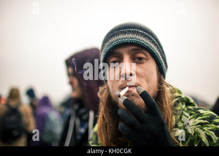 Les gens soufflés beaucoup d'articulations à la Smoke Cannabis Day annuelle à Hyde Park à Londres. ROYAUME-UNI 20/04 2014. Banque D'Images