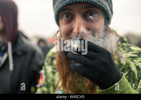 Les gens soufflés beaucoup d'articulations à la Smoke Cannabis Day annuelle à Hyde Park à Londres. ROYAUME-UNI 20/04 2014. Banque D'Images