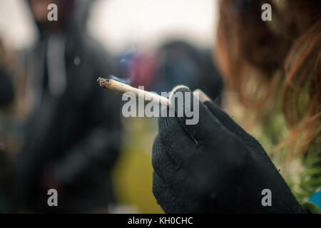 Les gens soufflés beaucoup d'articulations à la Smoke Cannabis Day annuelle à Hyde Park à Londres. Ici, un gars montre un spliff roulé à la main. ROYAUME-UNI 20/04 2014. Banque D'Images