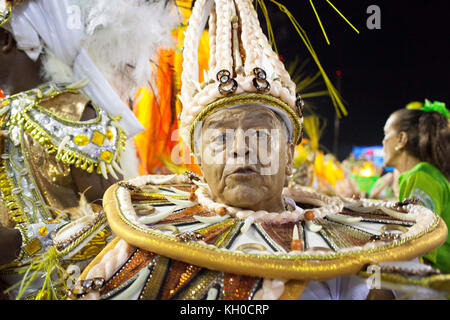 Des centaines de participants dansent au rythme des battements de carnaval pendant le défilé de l'école de samba Império de Tijuca au Sambodromo. Brésil 03.03.2014. Banque D'Images