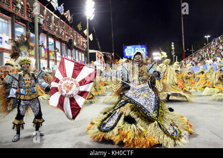 L'école de samba Unidos do Porto da Pedra en costumes influencés par les thèmes mère Afrique et noblesse royale.Brésil 01.03 2014. Banque D'Images