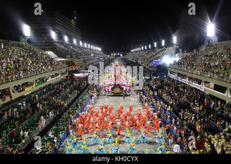 Des centaines de participants dansent au rythme des battements de carnaval pendant le défilé de l'école de samba Alegria da Zona Sul au Sambodromo au Carnaval de Rio 2014. Brésil 02.03 2014. Banque D'Images