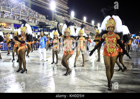 Des centaines de participants dansent au rythme des battements de carnaval lors du défilé de Caprichosos de Pilares à l’école de samba, au Sambodromo, au Carnaval de Rio en 2014. Brésil 02.03 2014. Banque D'Images