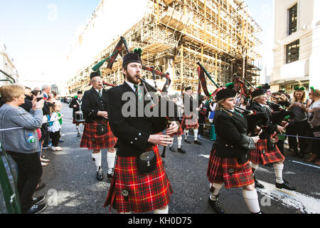 Les musiciens marchent et jouent de la cornemuse à la parade annuelle de Saint Patrick à Londres. ROYAUME-UNI 16/03 2014. Banque D'Images