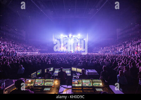 Le géant multi-purpose indoor arena le O2 Areana dans Londres est souvent utilisé pour des concerts live comme ici où le groupe de rock américain Linkin Park effectue un concert live. UK, 23/11 2014. Banque D'Images