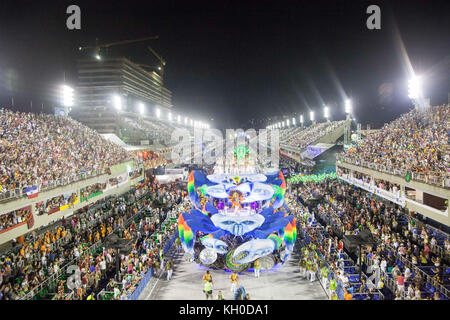 Des centaines de participants dansent au rythme des battements de carnaval pendant le défilé de l'école de samba Império de Tijuca au Sambodromo au Carnaval de Rio 2014. Brésil 03.03 2014. Banque D'Images