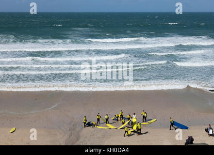 Les surfeurs sur la plage de Perran, St Ives, Cornwall, UK Banque D'Images