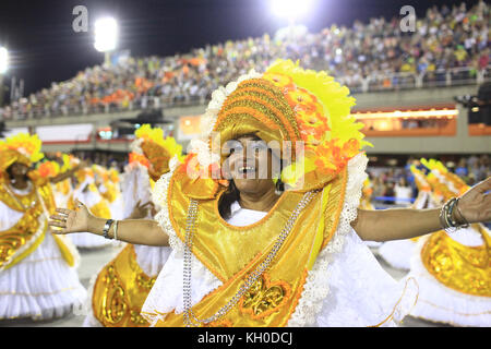 Des danseurs de samba de l'école de Tradição samba défilent le sambodromo avec des costumes inspirés des mysterios de l'Amazonas. 02.03 2014. Banque D'Images