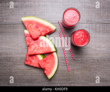 Smoothie bio frais ingrédients. l'air et les modes de vie ou de régime de detox food concept smoothies frais. à partir de la pastèque avec des tranches watermel Banque D'Images