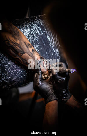 Mains de l'artiste professionnel dans le salon de tatouage, vue en gros Banque D'Images