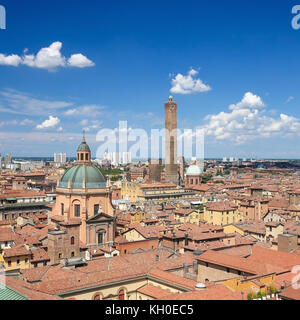 Vue depuis la basilique San Petronio sur le centre de Bologne, Émilie-Romagne, Italie, avec la célèbre Due Torri et le dôme de santuario de santa m Banque D'Images