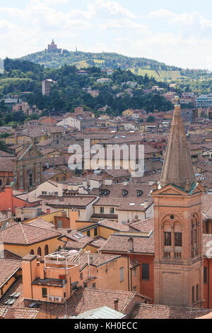 Vue sur le centre de Bologne, Émilie-Romagne, Italie, y compris le sanctuaire de la Madonna di San Luca sur la colline au loin. Banque D'Images