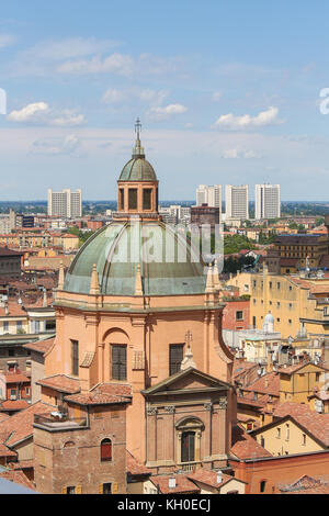 Vue depuis la basilique San Petronio sur le centre de Bologne, Émilie-Romagne, Italie, avec le célèbre dôme de santuario de Santa Maria della vita Banque D'Images