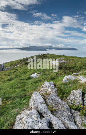 Vue depuis les grands ormes à la tête de l'estuaire de Conwy à travers le vers la montagne de Conwy Banque D'Images