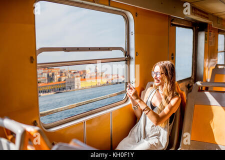 Femme voyageant dans la région de ferry Banque D'Images